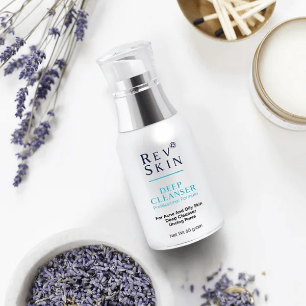 Sử dụng sữa rửa mặt có chứa Salicylic Acid là cách trị mụn đầu đen tốt nhất