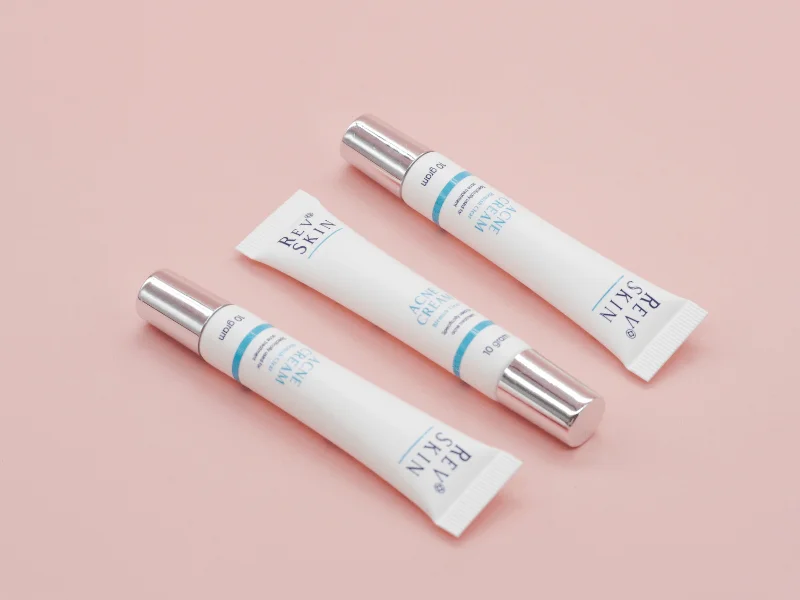 Kem chấm mụn RevSkin Acne Cream chứa clindamycin trị mụn ẩn