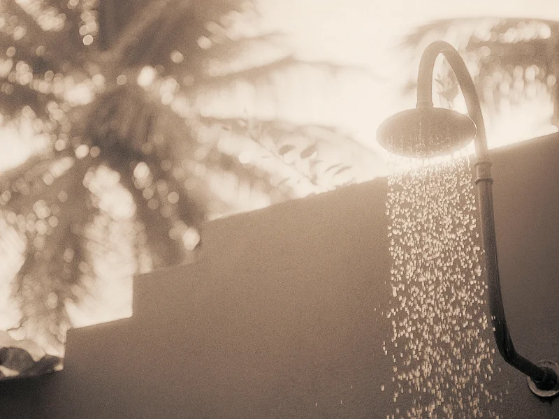 Tắm sau khi chơi thể thao để loại bỏ mồ hôi và bụi bẩn bám trên da