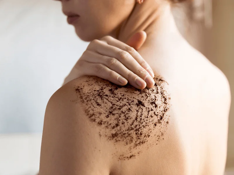 Tẩy tế bào chết để loại bỏ cũng như ngăn ngừa mụn ẩn ở lưng xuất hiện