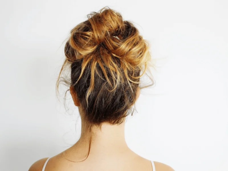 Tránh để dầu từ tóc chạm vào lưng để ngăn ngừa mụn ẩn xuất hiện