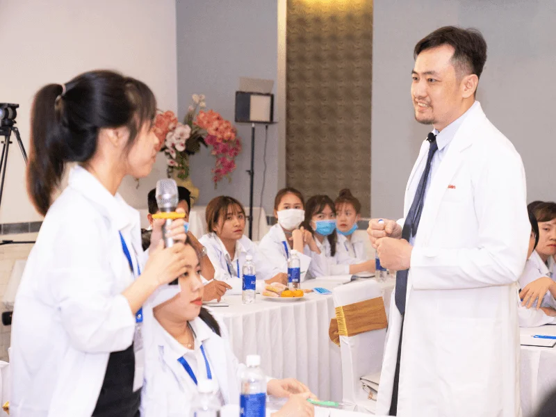 Các bác sĩ bắt đầu thực hiện giảng dạy chia sẻ kiến thức với các bạn trẻ yêu thích ngành làm đẹp
