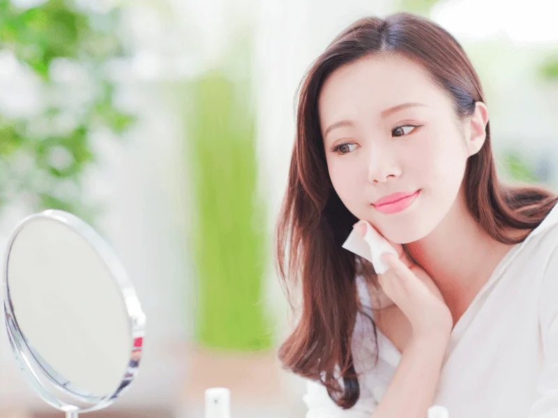 Tẩy trang là bước vô cùng quan trọng để loại bỏ lớp trang điểm trên da