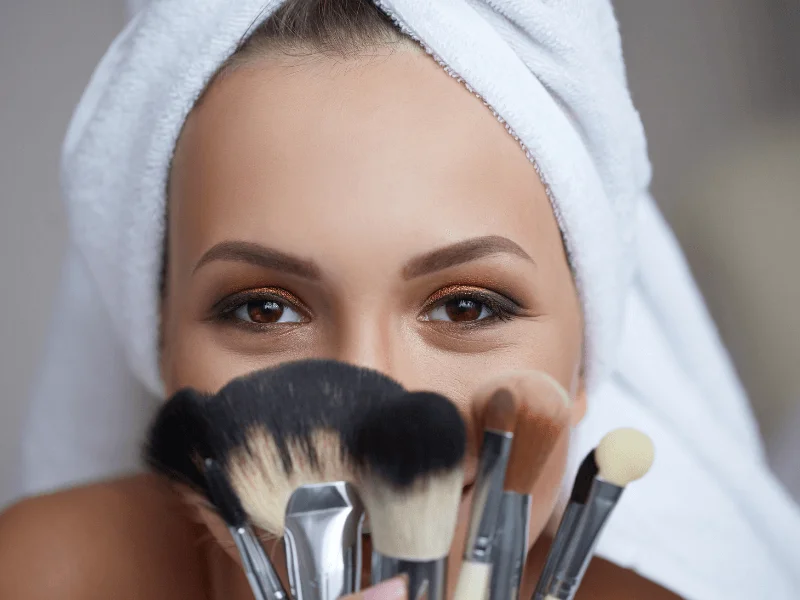 Vệ sinh cọ trang điểm sạch sẽ để ngăn ngừa vi khuẩn gây mụn