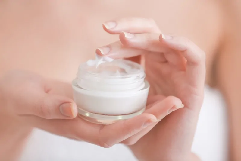 Dùng kem dưỡng ẩm sáng và tối sau khi chấm mụn