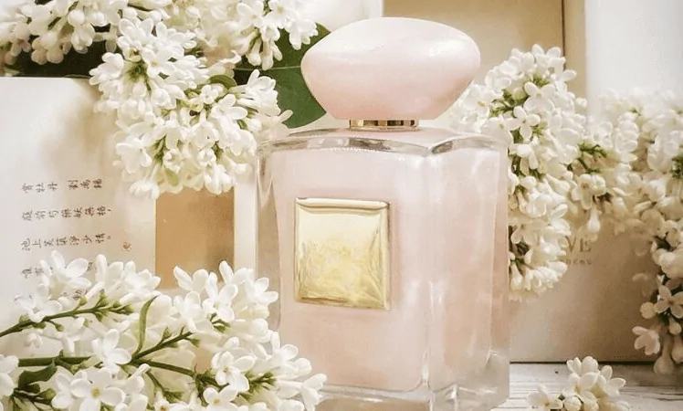 Nước hoa thường sẽ có cồn nên không tốt nếu xịt lên tóc