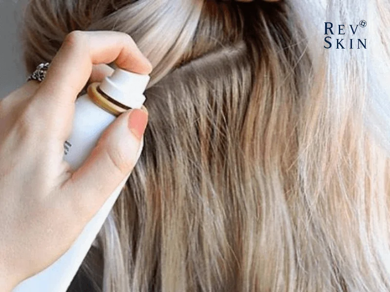 Dùng dầu gội khô