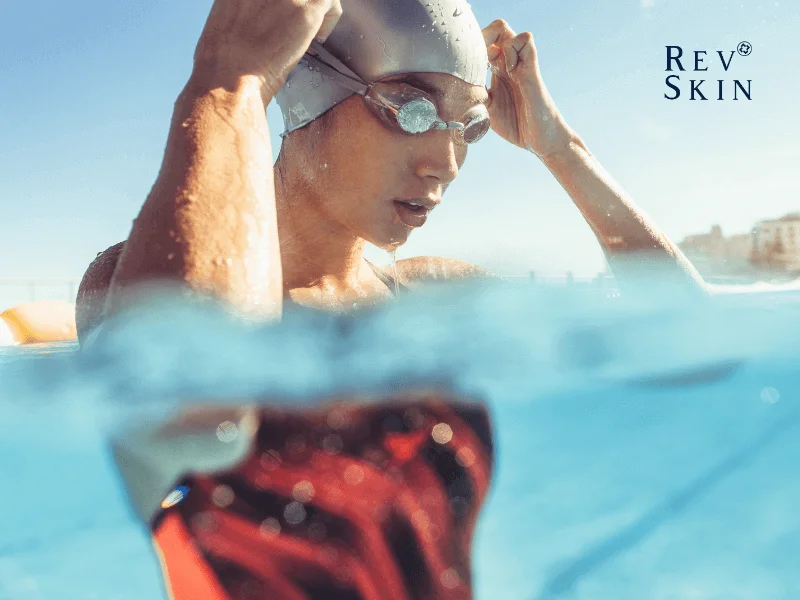 dội mũ bơi trước khi xuống bể bơi dể ngăn chất clo trong nước bể bơi gây hại cho tóc