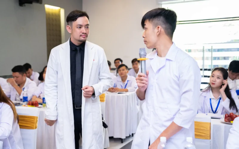 Khóa học về trị tàn nhang tại RevSkin có đội ngũ bác sĩ giảng dạy hàng đầu trong da liễu thẩm mỹ