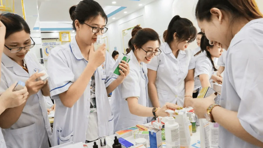Khóa học về dược mỹ phẩm mang lại cơ hội phát triển cho học viên